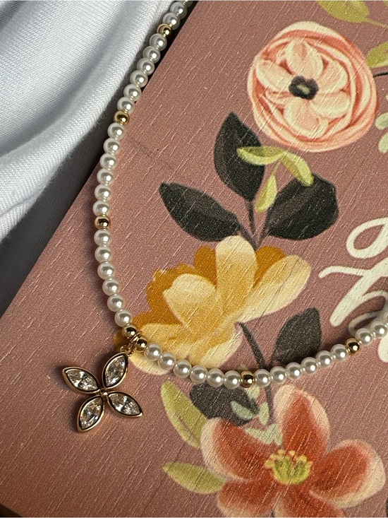 Park Lane Jewelry - Park Lane Gold and White Pearl Floral Crystal Pendant Necklace